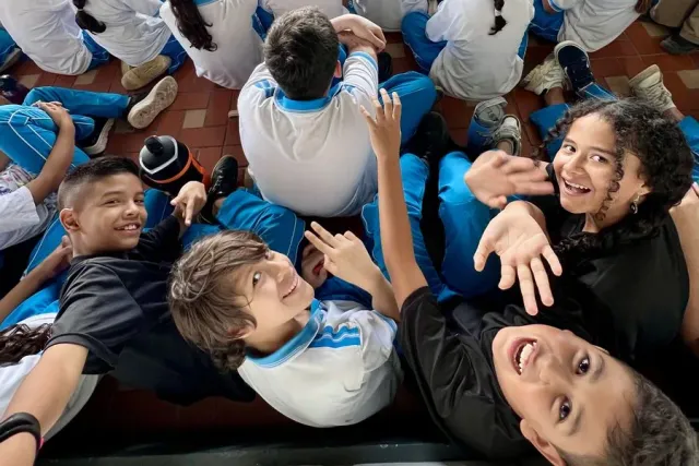 Estudiantes de Fares celebrando en comunidad