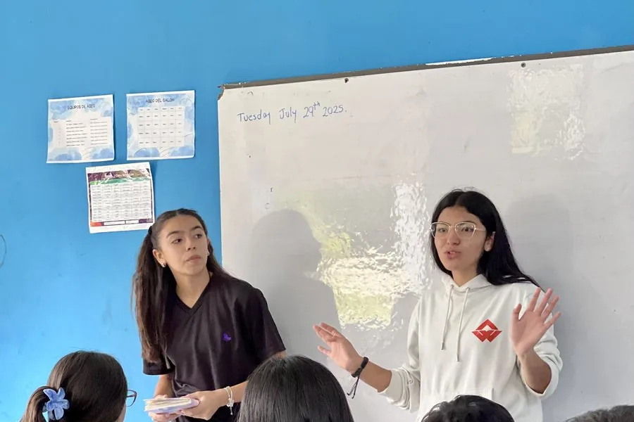 Docente acompañando a un grupo de estudiantes