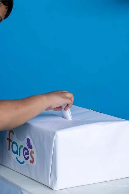 Estudiante votando en las elecciones de personero