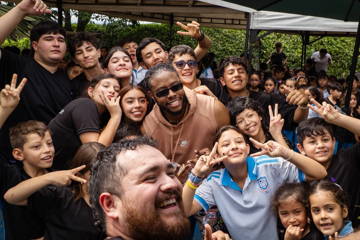 Jóvenes de Fares en un evento de networking